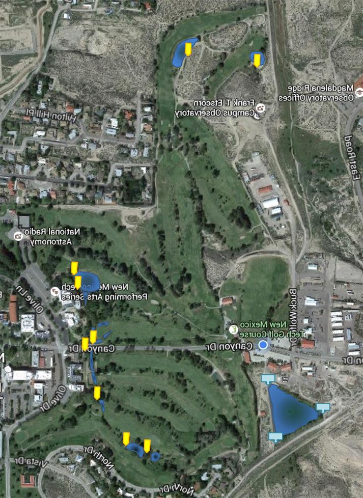 新墨西哥科技高尔夫球场的航拍图片, 校园天文台, 设施管理处的鱼塘. 高尔夫球场在图像的中间被峡谷路分开, 什么是设施管理. 黄色箭头显示在图像上的每个高尔夫球场的水隐患, 标志着这些地方不允许捕鱼. 在图像的左下角(图像的西南角)是一个带有蓝色标志图像的三角形池塘, 标志着这个池塘可供在校园里钓鱼的人使用.