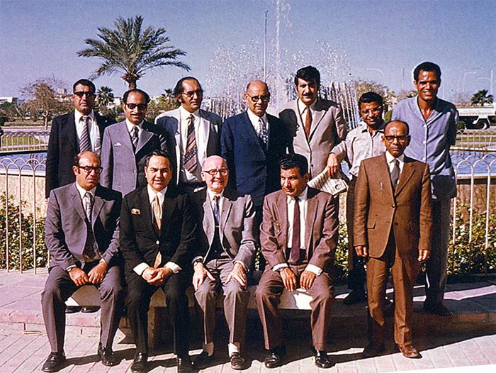 一群男子在科威特的喷泉旁摆姿势.